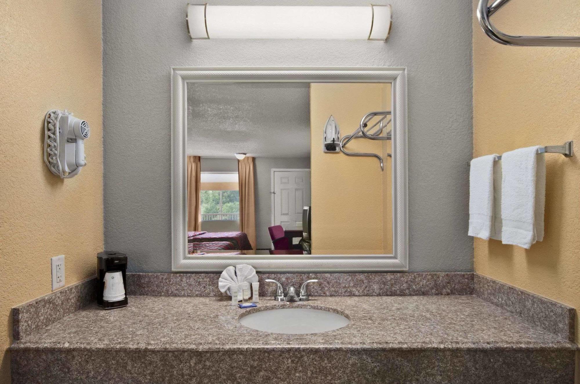 ซูเปอร์ 8 บาย วินด์แฮม คอร์ซิคานา Motel คอร์สิคานา ภายนอก รูปภาพ